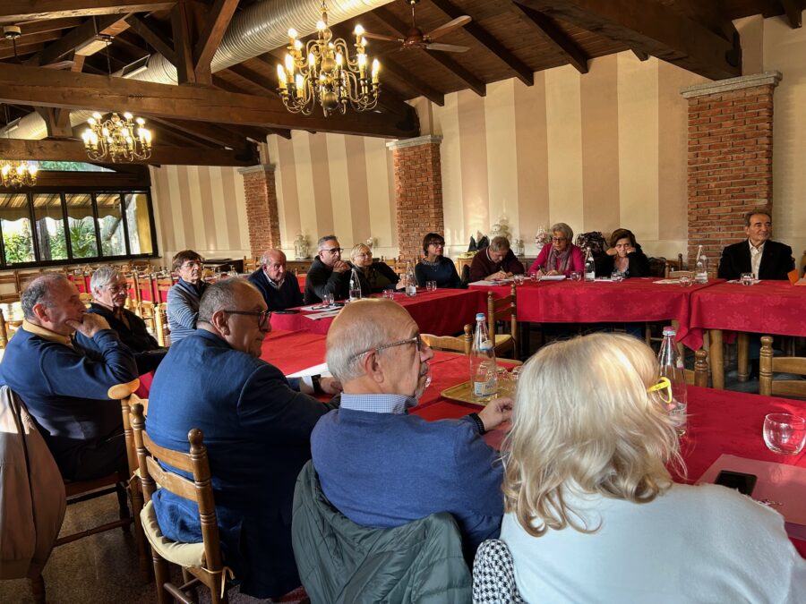 tavola rotonda Magenta